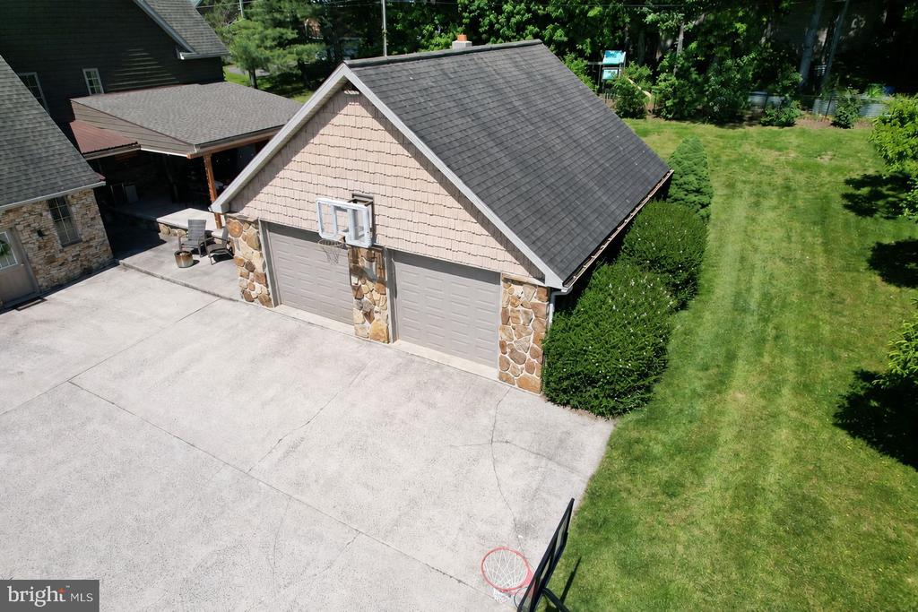 206 PINECREST DRIVE