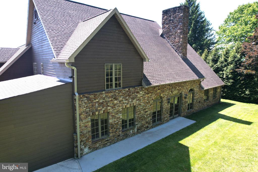 206 PINECREST DRIVE