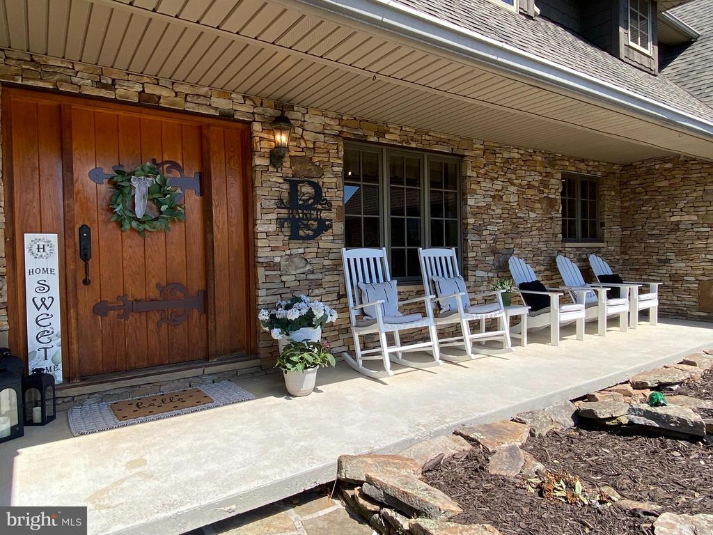 206 PINECREST DRIVE