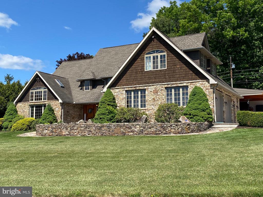 206 PINECREST DRIVE