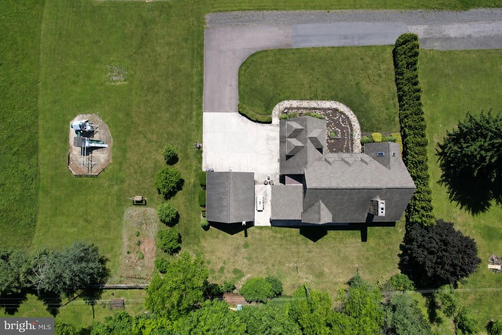 206 PINECREST DRIVE