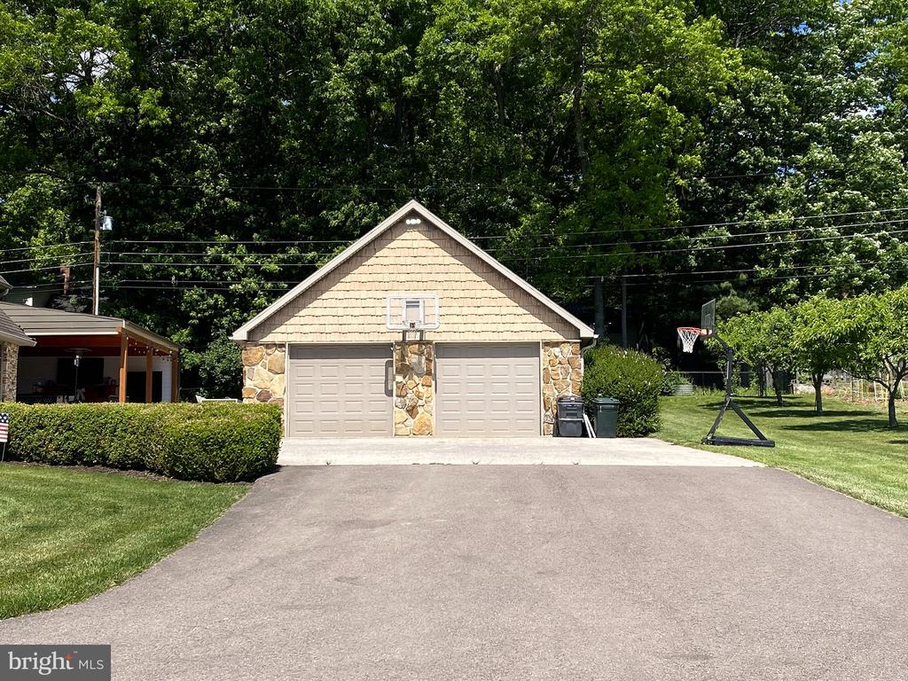 206 PINECREST DRIVE