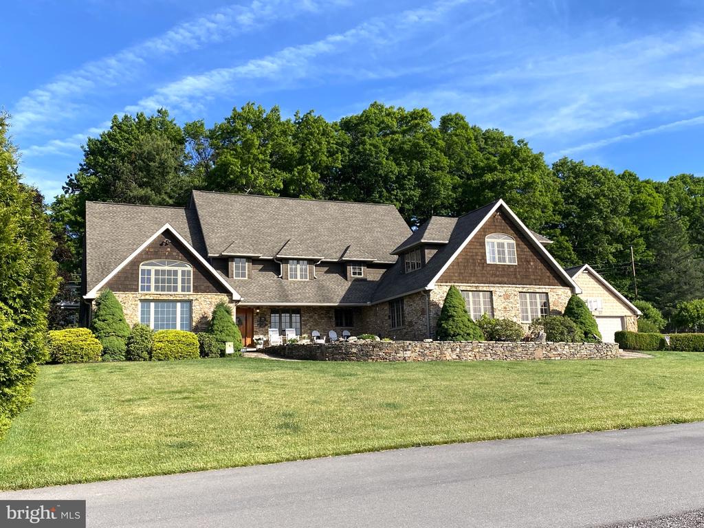 206 PINECREST DRIVE