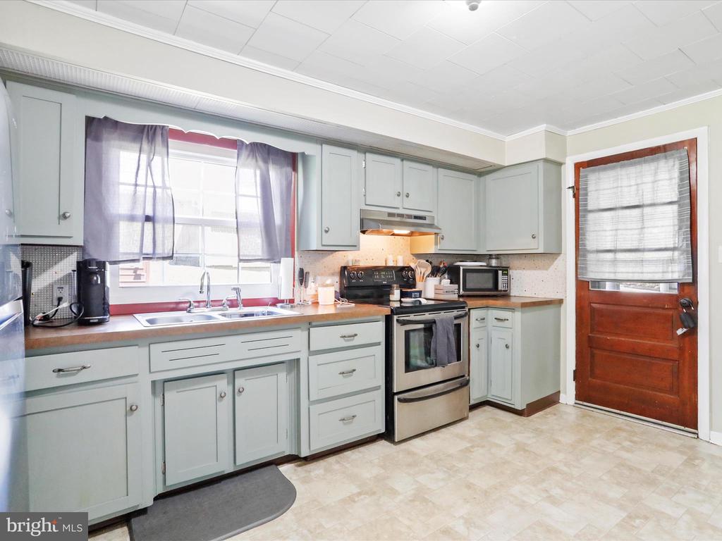 122 W FIFTH AVENUE