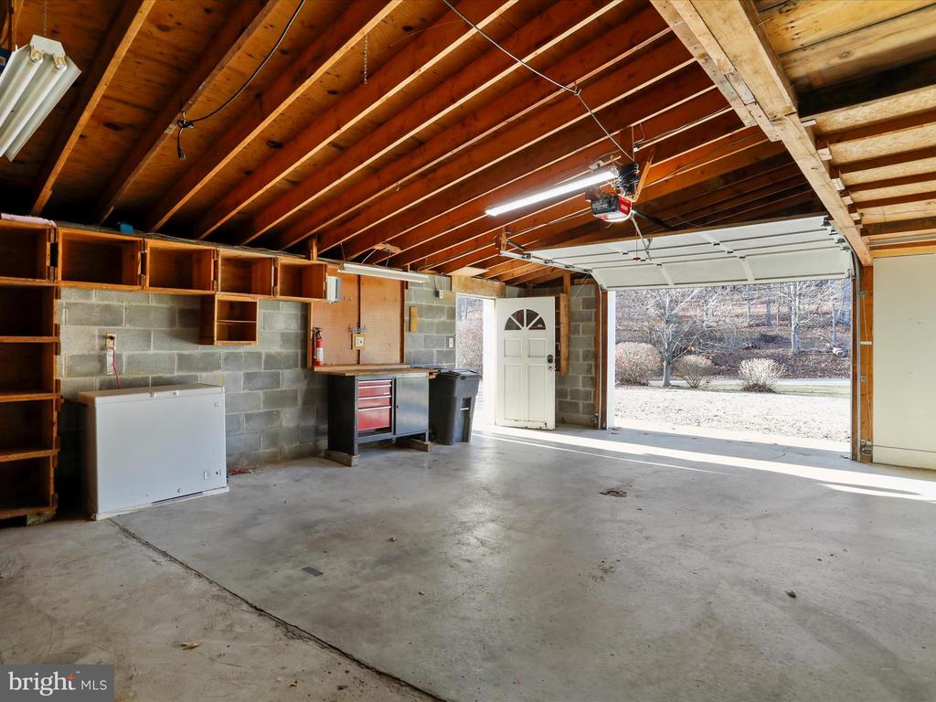 7176 VALLEY RD
