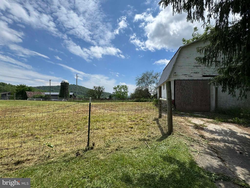 2165 BEDFORD VALLEY ROAD