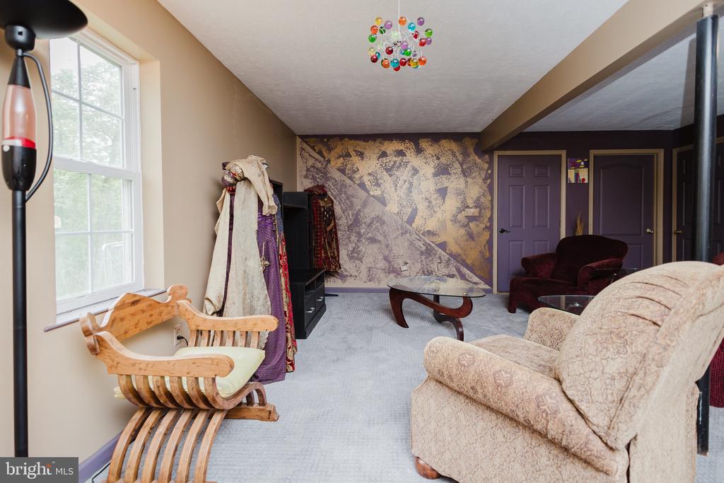 333 WHITE OAKS DRIVE