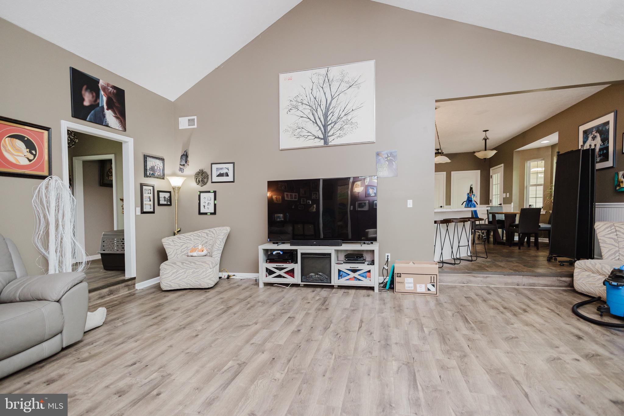 333 WHITE OAKS DRIVE