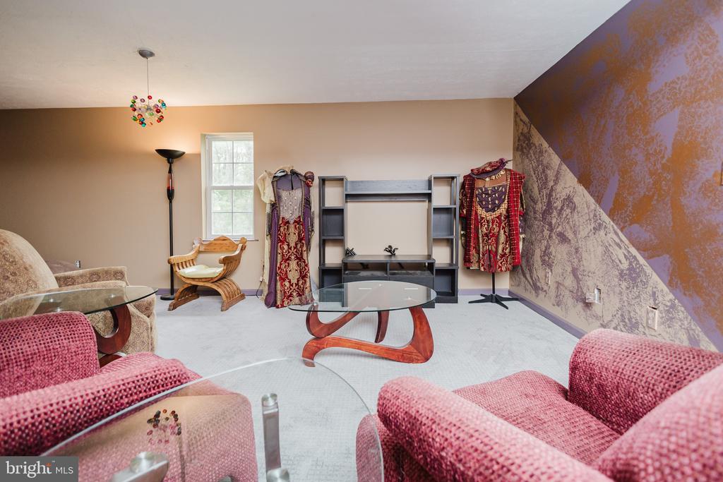 333 WHITE OAKS DRIVE