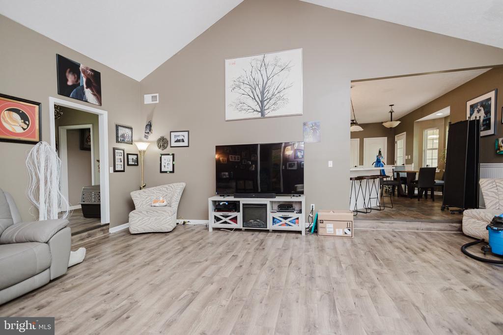 333 WHITE OAKS DRIVE
