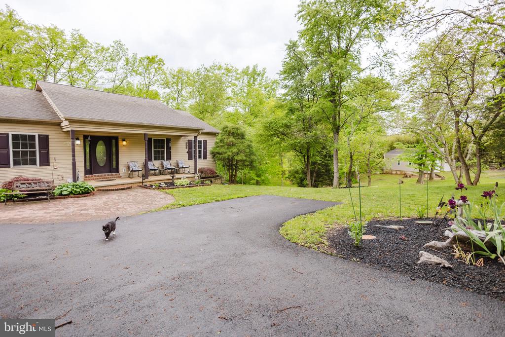 333 WHITE OAKS DRIVE
