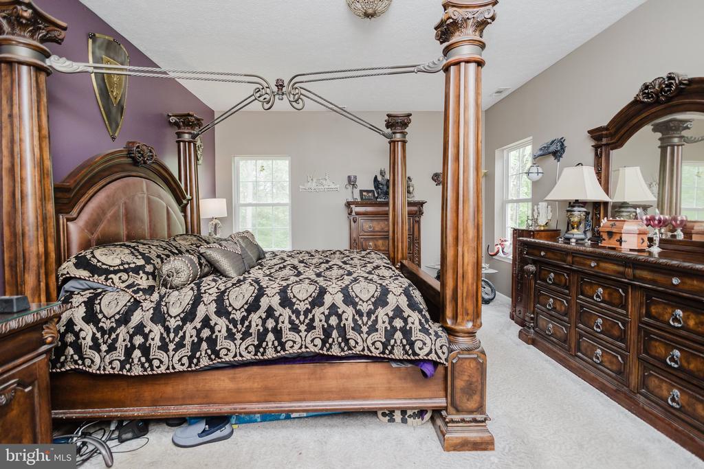 333 WHITE OAKS DRIVE