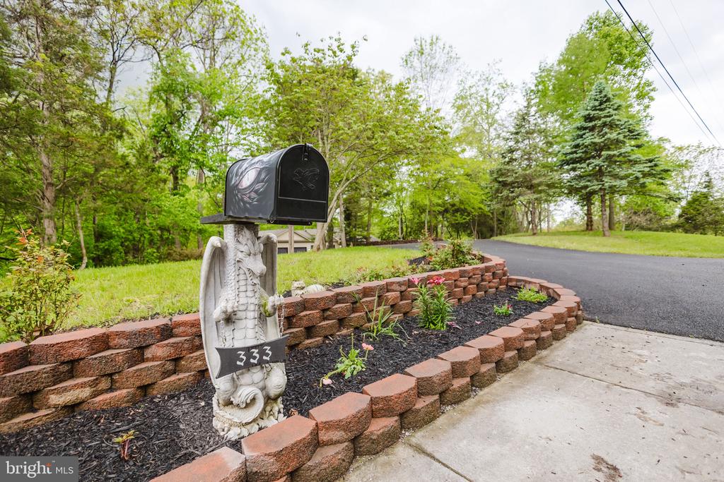 333 WHITE OAKS DRIVE