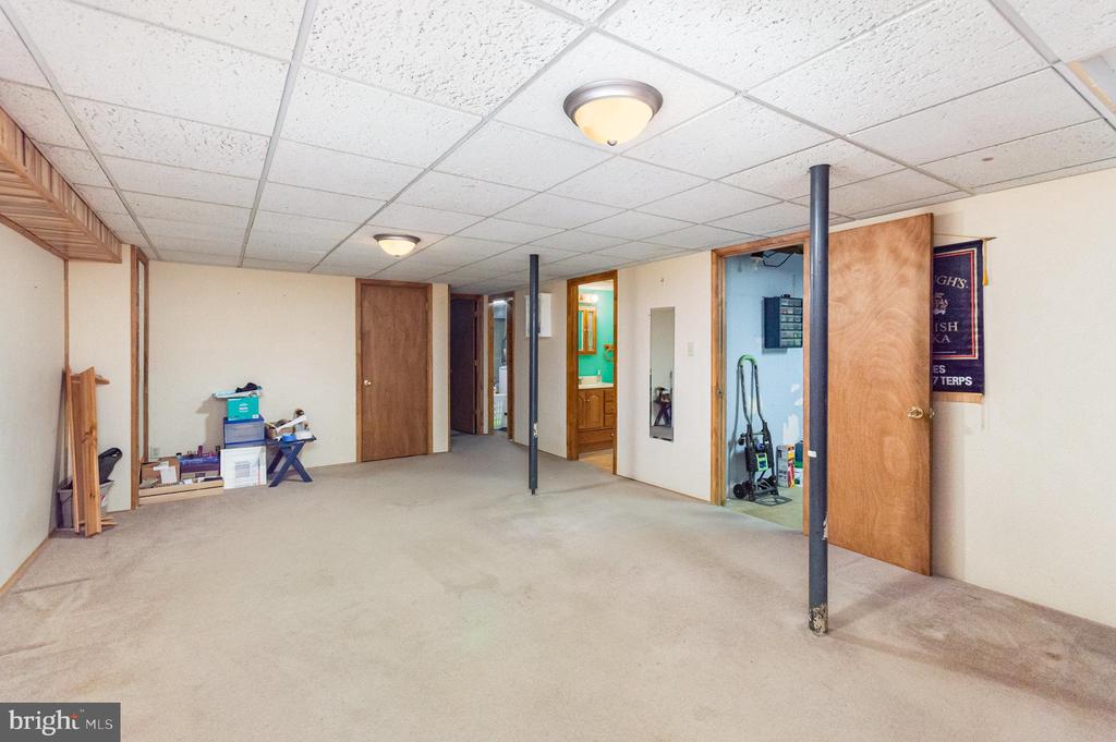 2407 OAKWOOD COURT