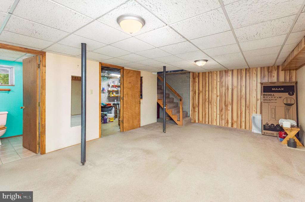 2407 OAKWOOD COURT