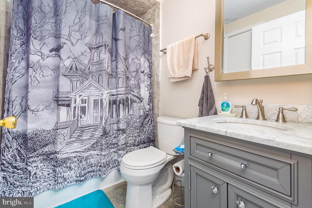 2407 OAKWOOD COURT