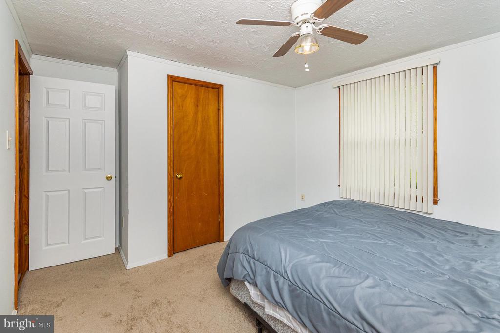 2407 OAKWOOD COURT