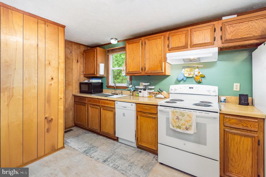 2407 OAKWOOD COURT