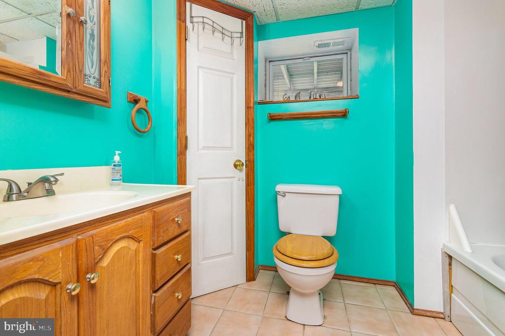 2407 OAKWOOD COURT