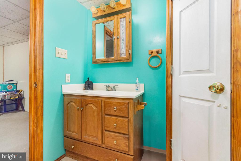 2407 OAKWOOD COURT
