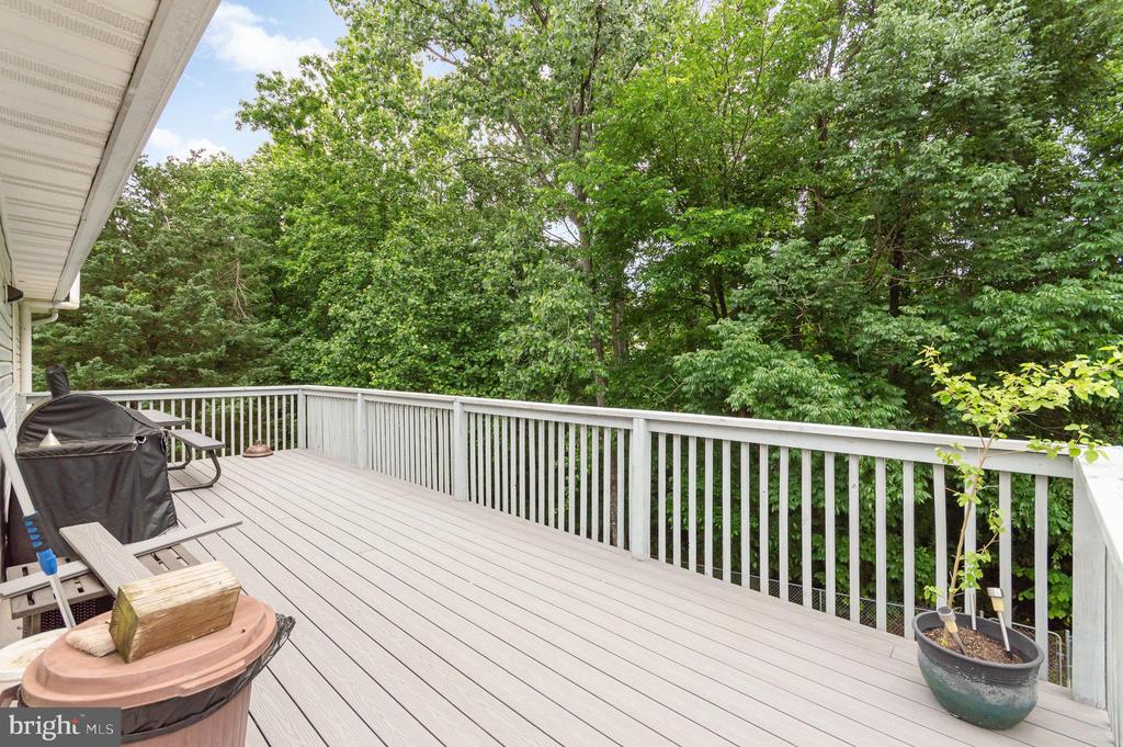 2407 OAKWOOD COURT