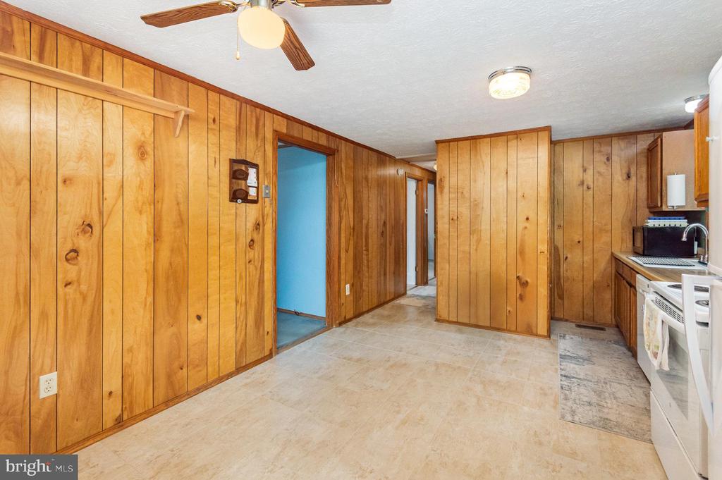 2407 OAKWOOD COURT
