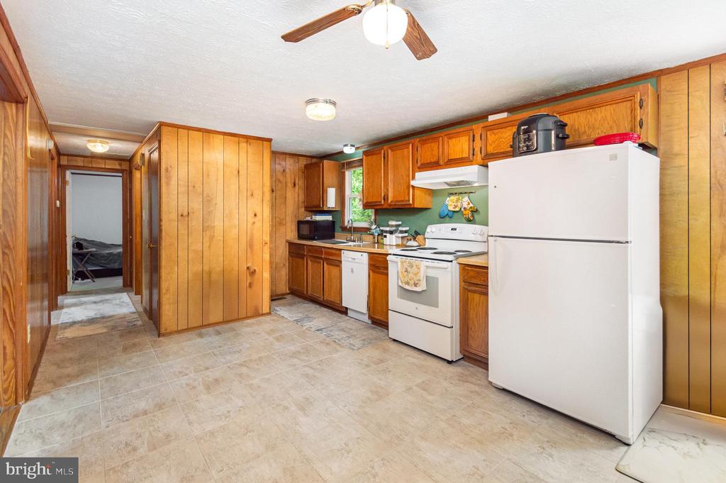 2407 OAKWOOD COURT