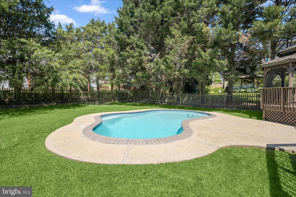 8649 GOLDENSTRAW LANE