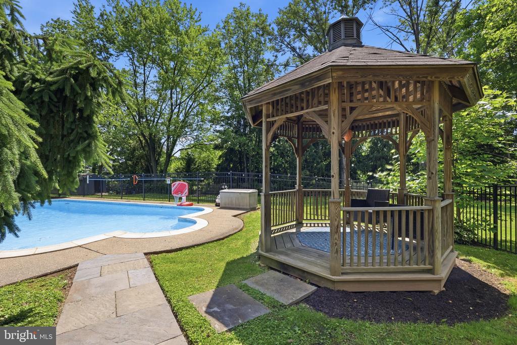 4687 WOODFIELD CIRCLE