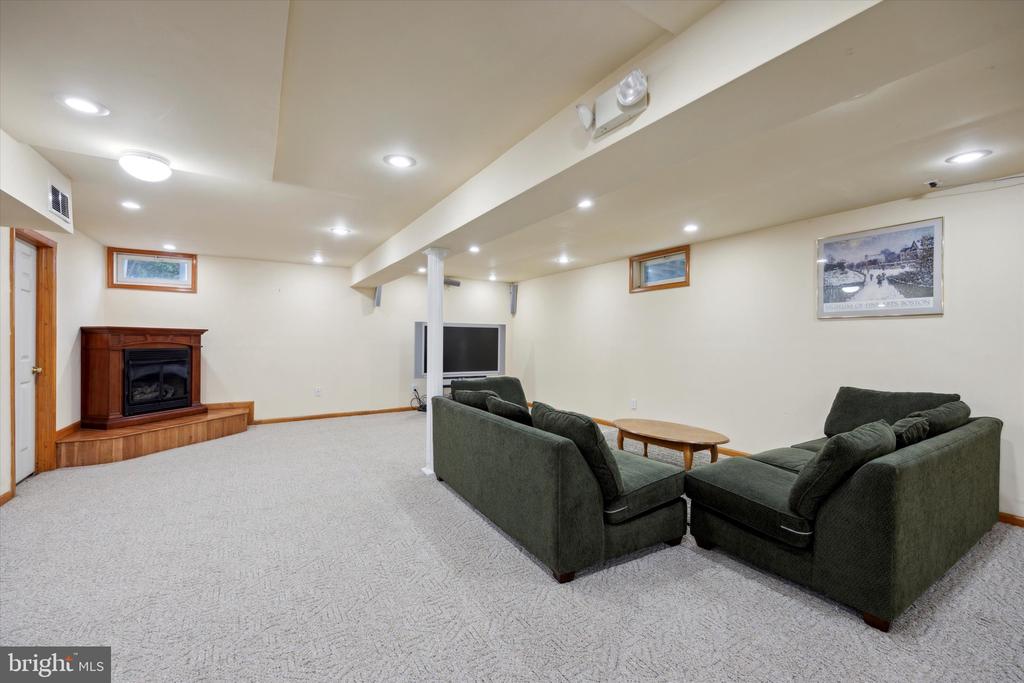 1 ROSE TREE DRIVE