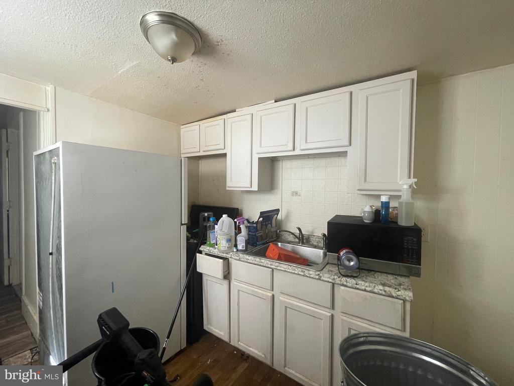 221 W 9TH STREET