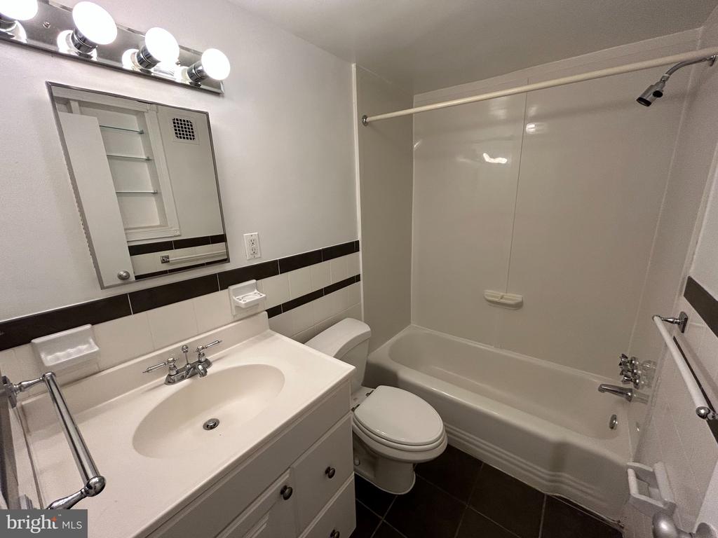 1931 N CLEVELAND STREET Unit: 402