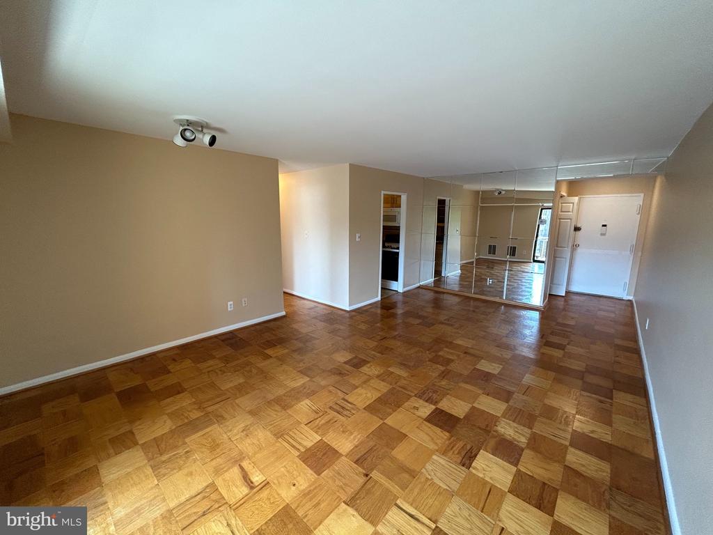 1931 N CLEVELAND STREET Unit: 402