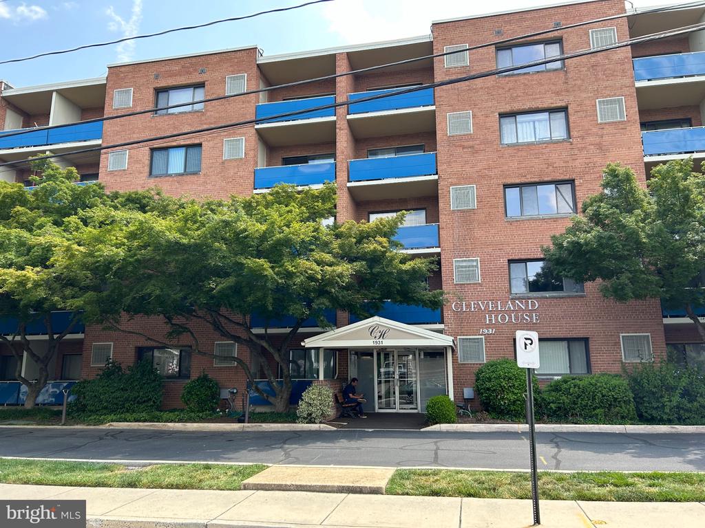 1931 N CLEVELAND STREET Unit: 402