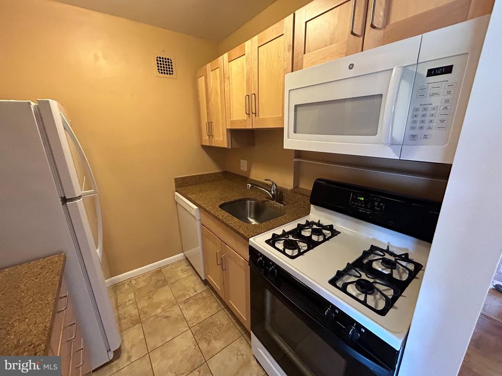 1931 N CLEVELAND STREET Unit: 402