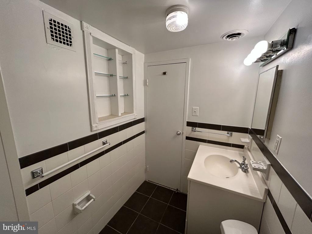 1931 N CLEVELAND STREET Unit: 402