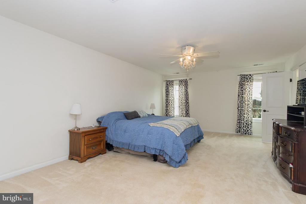 15525 HILLVIEW COURT