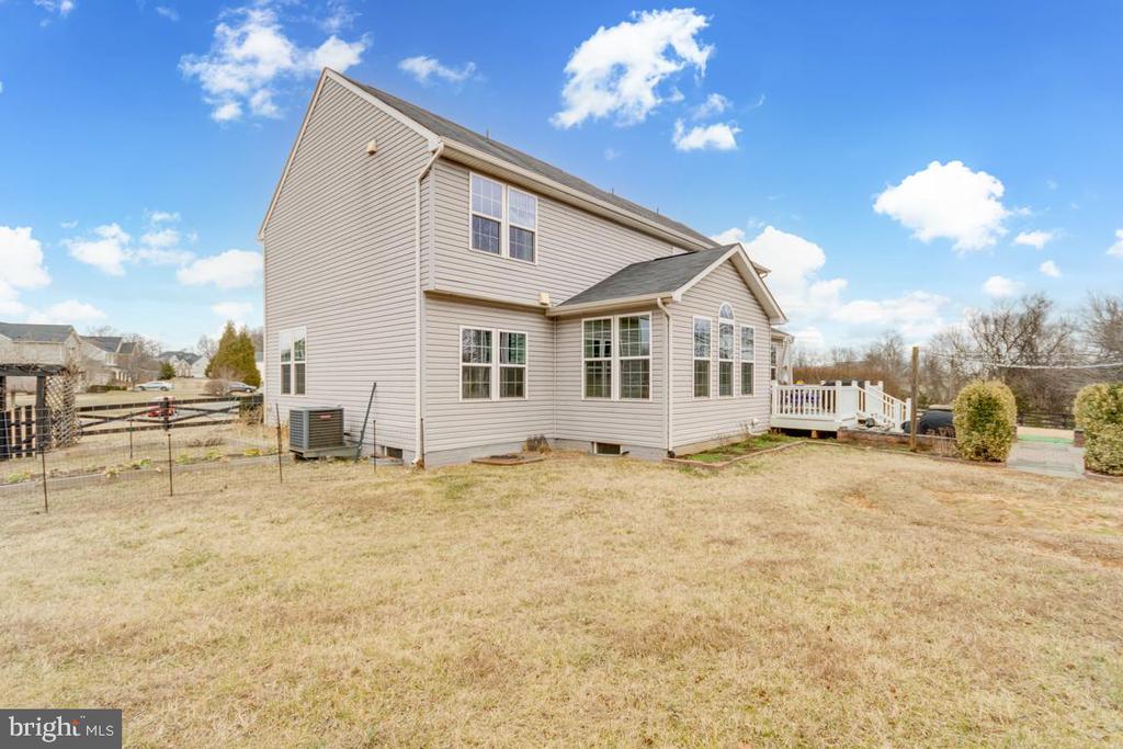 15525 HILLVIEW COURT