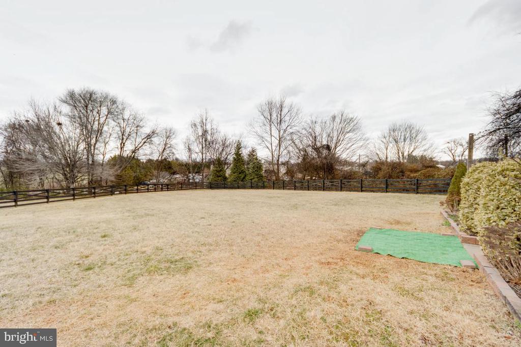 15525 HILLVIEW COURT