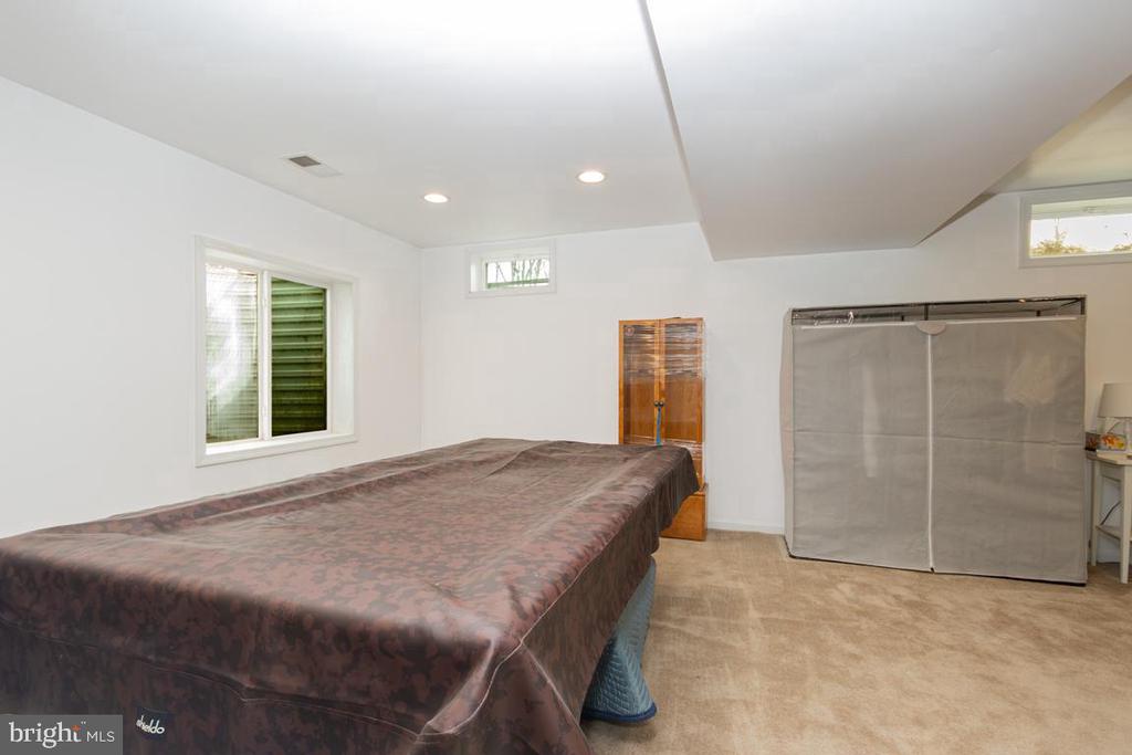 15525 HILLVIEW COURT
