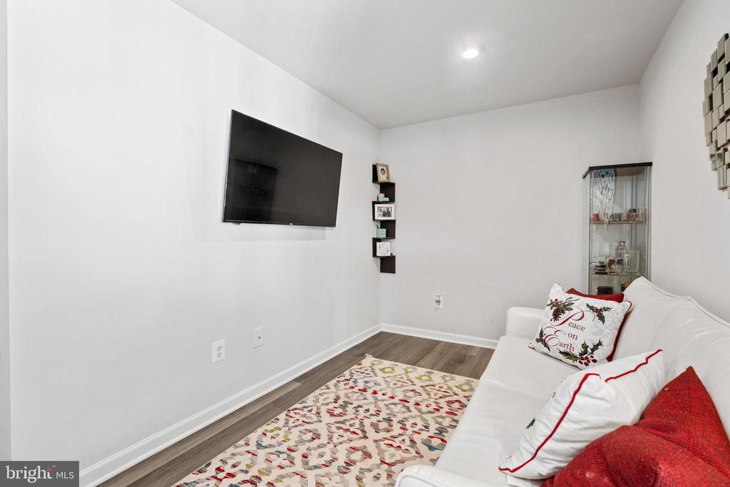 7208 SENATE WAY