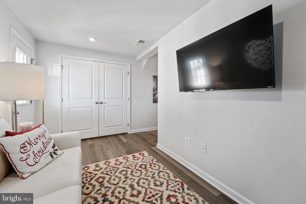 7208 SENATE WAY