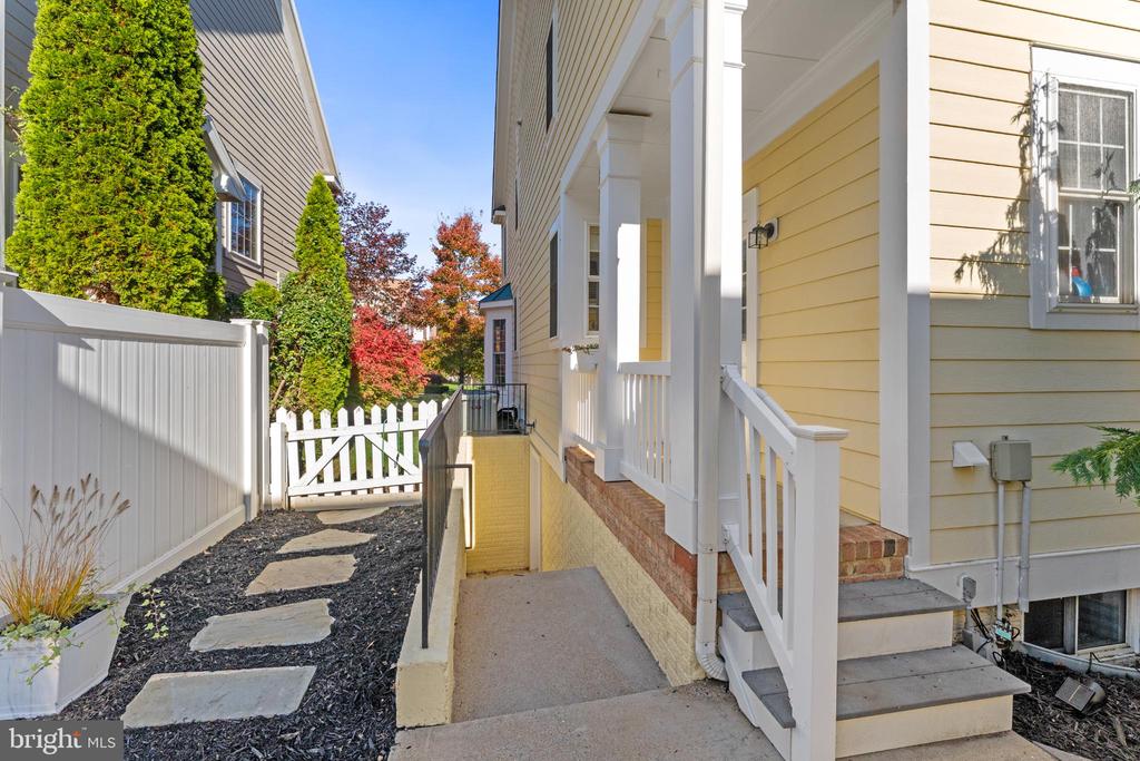 7230 JOHN TAYLOR MEWS