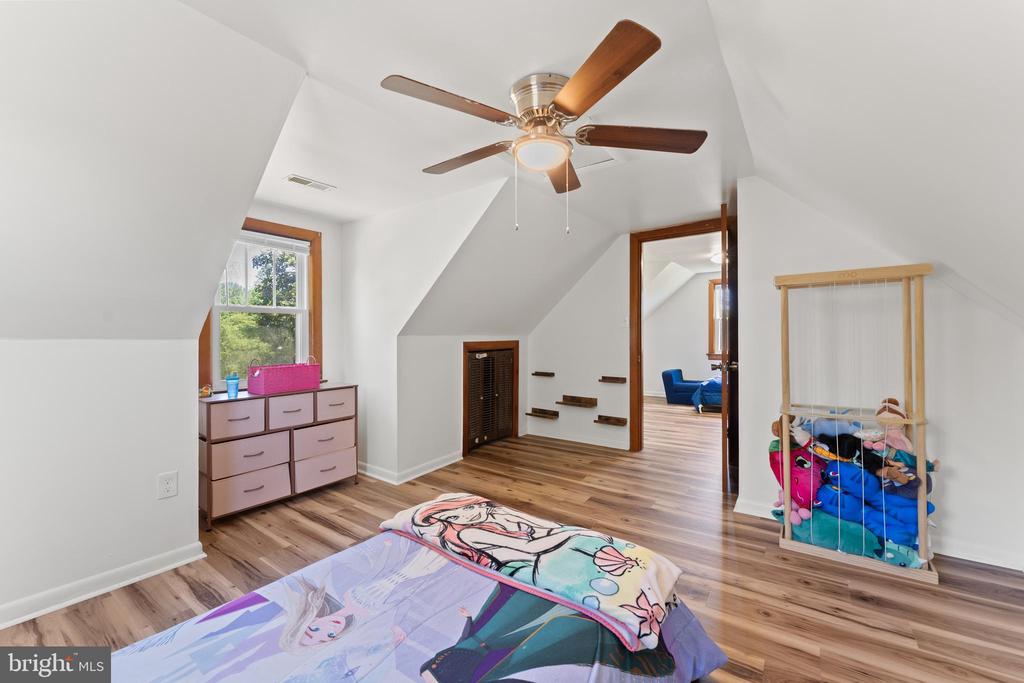 9256 STONEWALL JACKSON ROAD