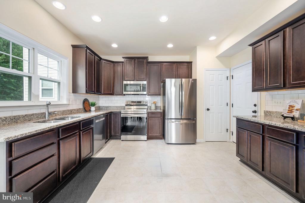 7323 LEGACY LANE