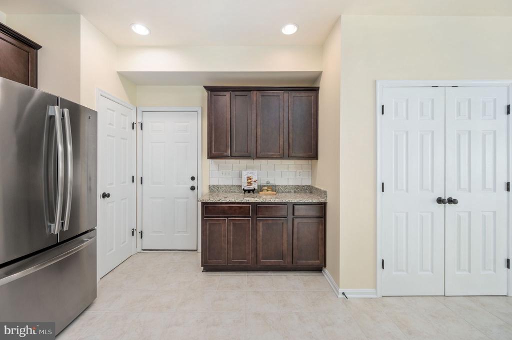 7323 LEGACY LANE