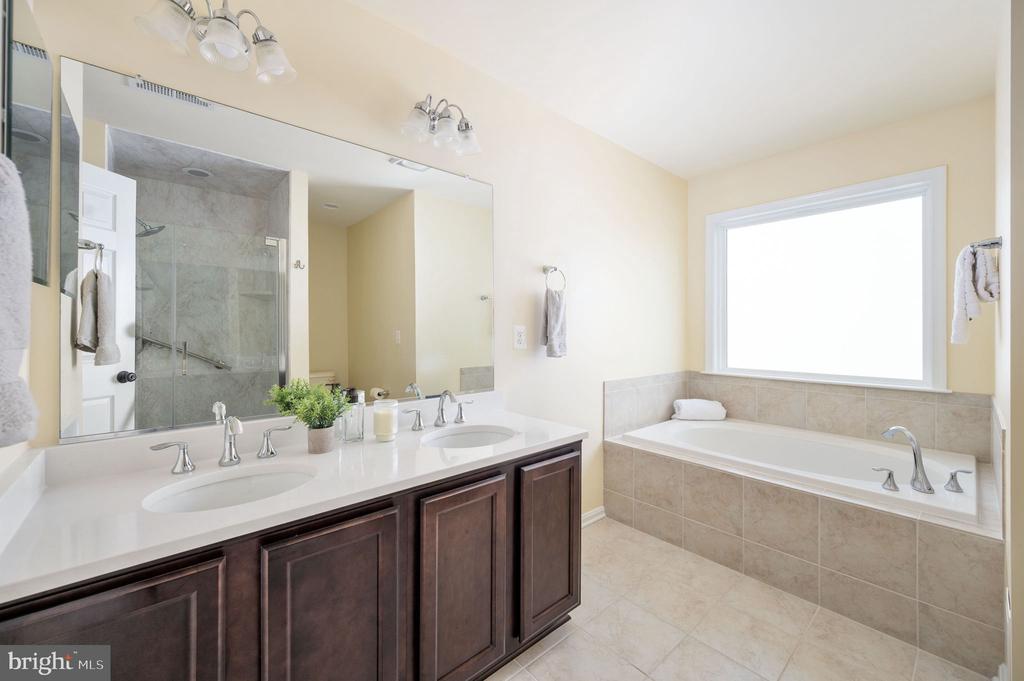 7323 LEGACY LANE