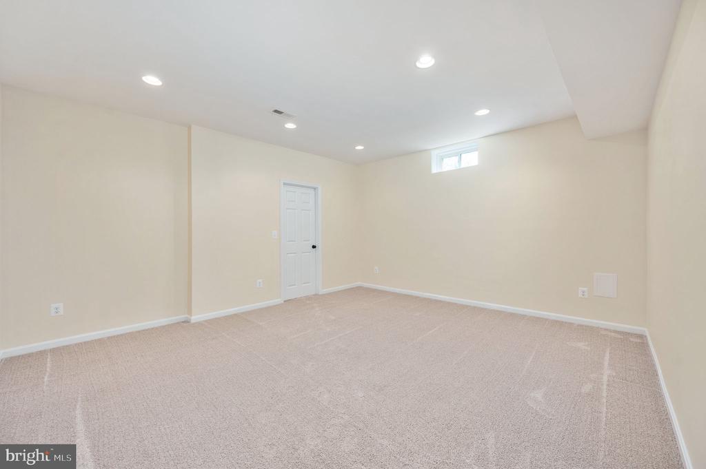 7323 LEGACY LANE