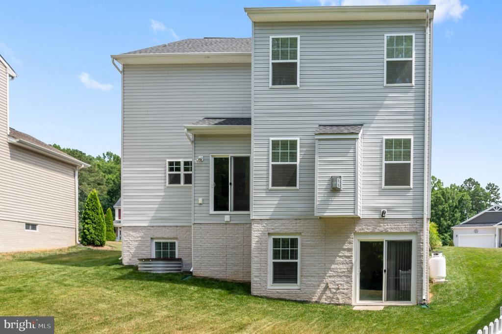 7323 LEGACY LANE