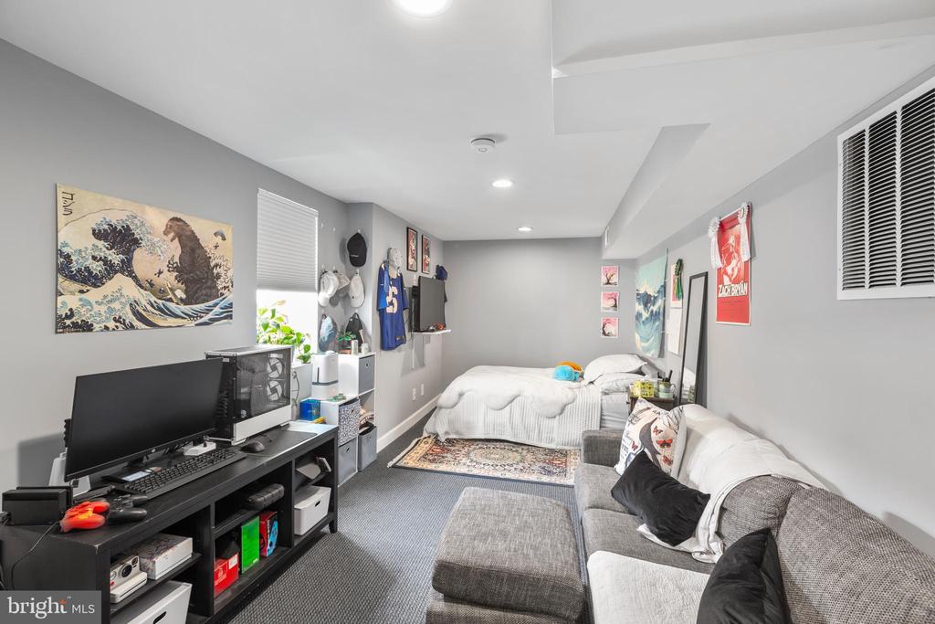 1321 ROWE STREET